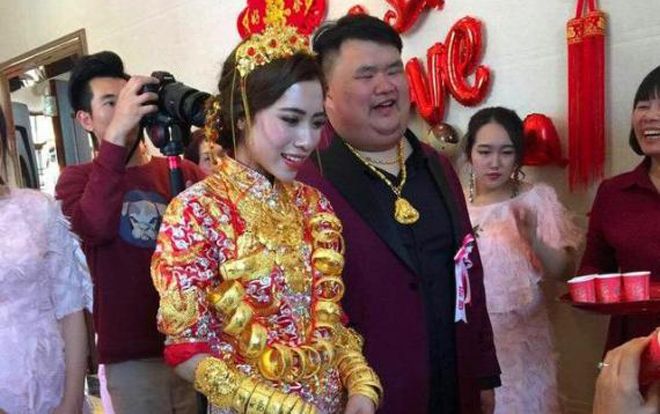 Cô dâu đeo vàng 'gãy cổ' trong đám cưới vẫn mạnh miệng nói: 'Em chỉ yêu anh, không yêu vàng'