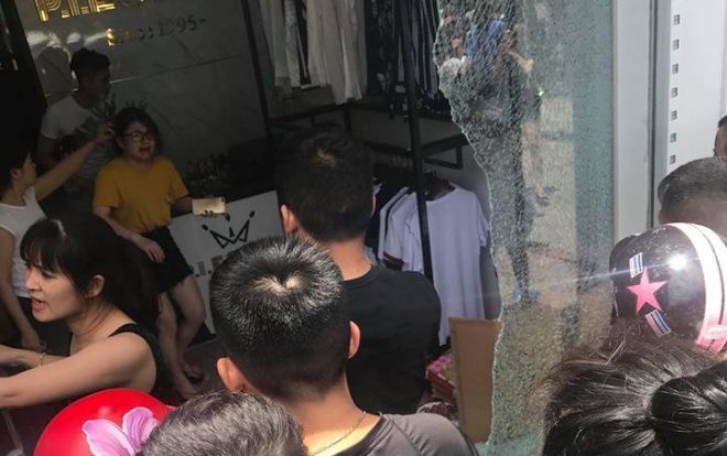 Nam thanh niên ném vỡ kính cửa hàng quần áo sắp khai trương rồi bỏ trốn, một phụ nữ bị thương