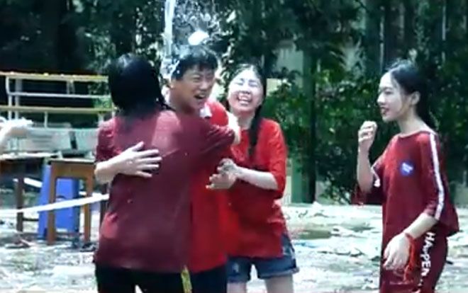 Ai dễ thương như thầy hiệu trưởng ấy: Quẩy tanh bành, cười thả ga để học sinh ném bóng nước ướt người
