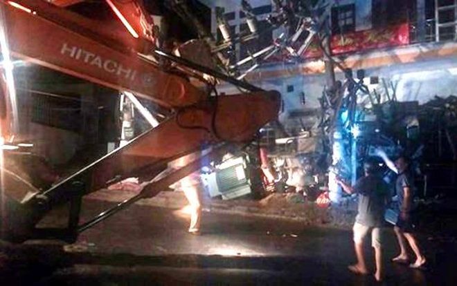 Xe trộn bê tông đâm sập trạm biến áp, 3 người thương vong, Cát Bà mất điện