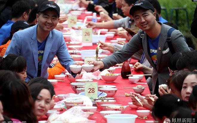 Choáng trước bữa tiệc sinh nhật dài hàng km của 100 cặp sinh đôi