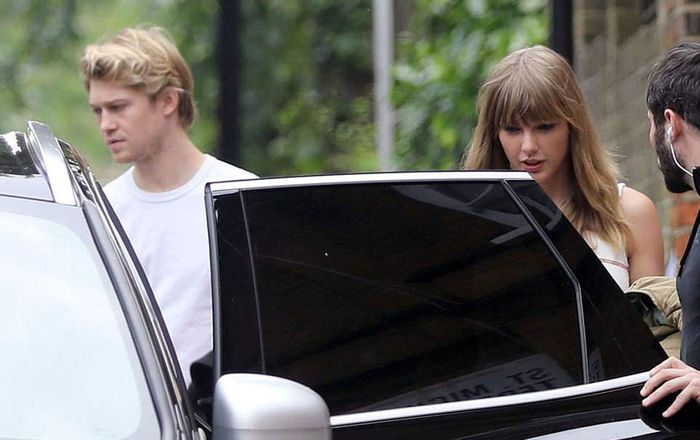 Lâu lắm rồi paparazzi mới bắt gặp khoảnh khắc Taylor Swift hẹn hò cùng bạn trai Joe Alwyn