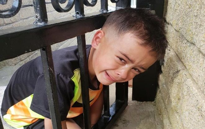 Mải nghịch, cậu bé kẹt đầu giữa hai thanh sắt cửa suốt 20 phút