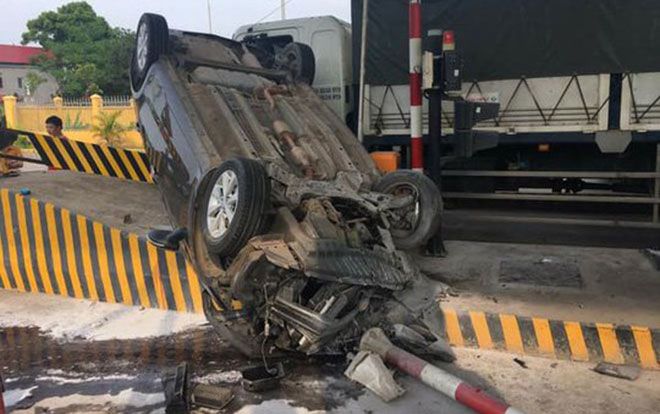 Xế hộp lộn vòng rồi lật ngửa trên cao tốc sau khi tông thẳng vào trạm thu phí BOT