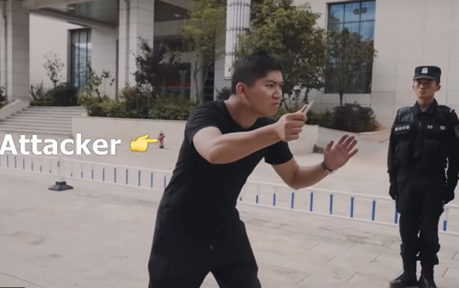 Cảnh sát hướng dẫn tự vệ bằng dao theo cách không ngờ đang được dân mạng chia sẻ 'rần rần'