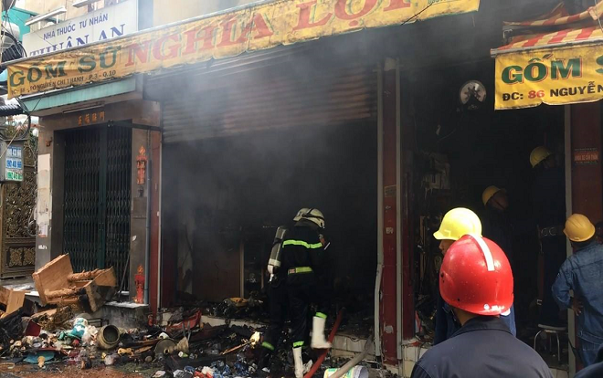 Cửa hàng gốm sứ bốc cháy nghi ngút, người dân hoảng sợ di dời tài sản