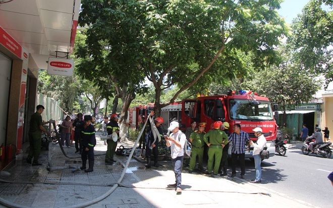 Cháy công ty bảo hiểm, hàng chục nhân viên tháo chạy