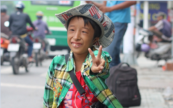 Chuyện Tí Nị - Cậu bé tí hon bán vé số nuôi ước mơ trở thành Youtuber ở Sài Gòn