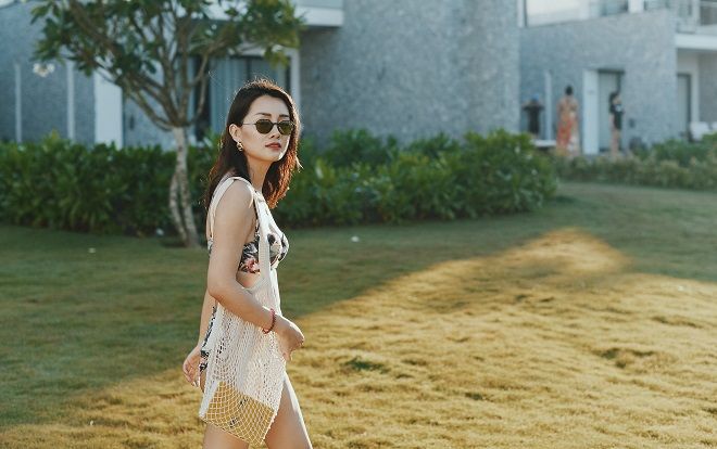 MC Quỳnh Chi diện bikini, chia sẻ kinh nghiệm cho vòng eo 56 “đốt cháy” biển Hội An
