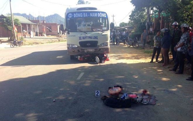 Xe máy 'đấu đầu' xe buýt: Vợ tử vong, chồng và 2 con bị thương nhập viện