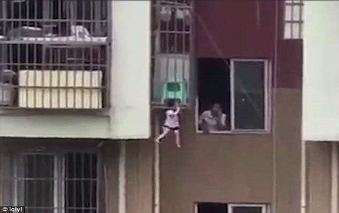 Bé 2 tuổi treo lơ lửng giữa khung sắt ở độ cao 9 m, hàng xóm 'làm ngơ'