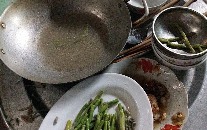 Uất nghẹn trước hình ảnh mẹ trẻ dọn cơm ra không kịp ăn vì con quấy khóc, nhà chồng ăn 'sạch sành sanh'