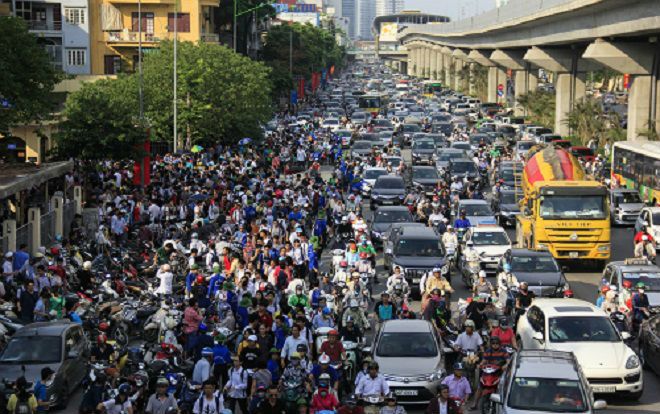 Đường Hà Nội ùn ứ vì phụ huynh đứng đợi con thi