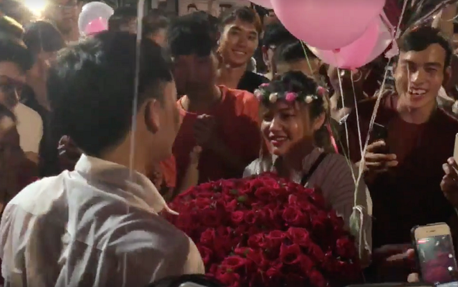 Màn tỏ tình gây sốt ở phố đi bộ: Chàng trai quỳ gối thổ lộ lòng mình khiến bạn gái rưng rưng