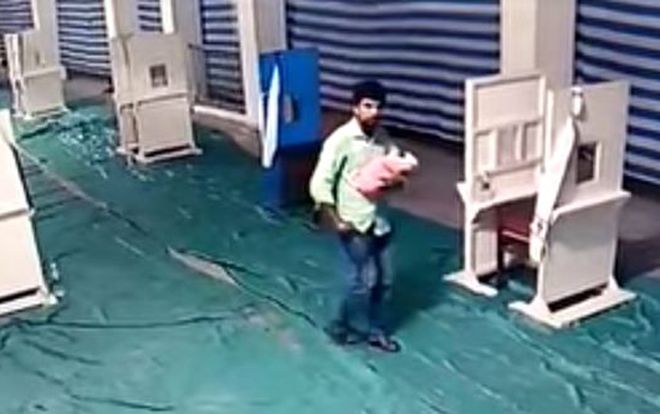 Ông bố bị bắt quả tang bỏ rơi đứa con mới chào đời trong nhà thờ