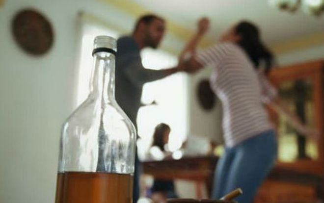 Thấy bố say rượu đánh chửi mẹ, con trai nhiều lần khuyên bảo không được đành ăn lá ngón tự vẫn