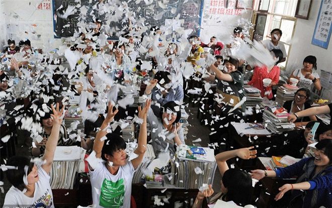 Quá áp lực trước kỳ thi đại học, học sinh Trung Quốc xé sách vở phủ trắng sân trường