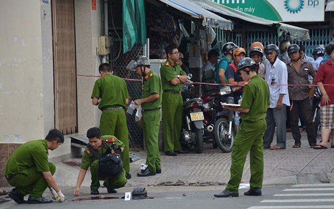 Đến phòng bạn gái chơi, thanh niên bị người lạ hung hãn xông vào chém tử vong