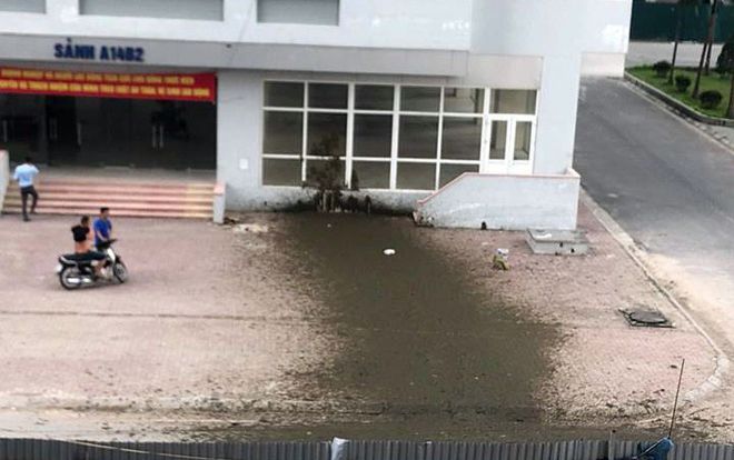 Xe bồn bất ngờ phát nổ, chất thải bắn tung tóe trước sảnh chung cư