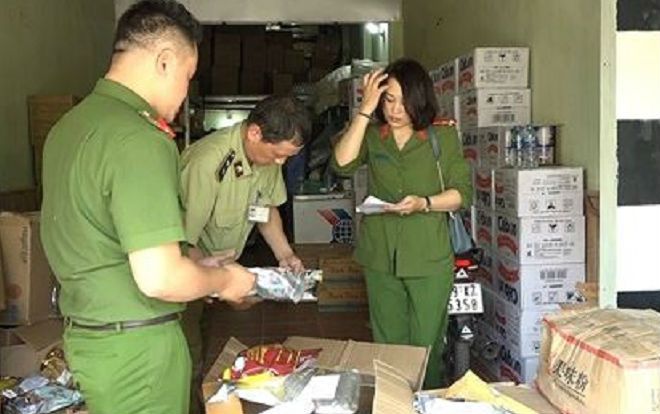 Phát hiện nguyên liệu trà sữa 'bẩn' tràn lan tại chợ Hà Đông