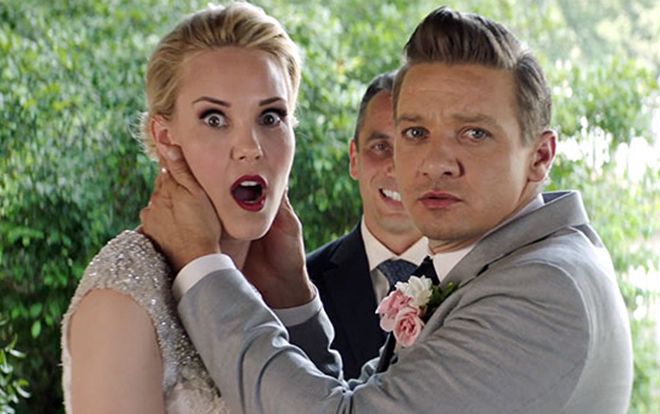 Đóng phim hành động thì không sao, 'Hawkeye' Jeremy Renner lại gãy 2 tay khi quay phim hài 'Tag'