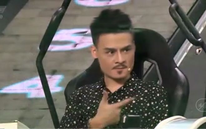 Tham gia gameshow mà mặt lạnh tanh vì ngại ngùng, Hoa Vinh lại khiến fan ‘say như điếu đổ’