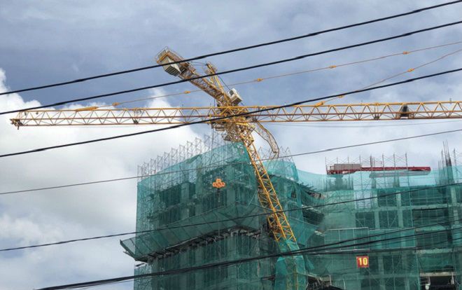 Cần cẩu công trình gãy ngang, vắt lơ lửng trên đầu người đi đường