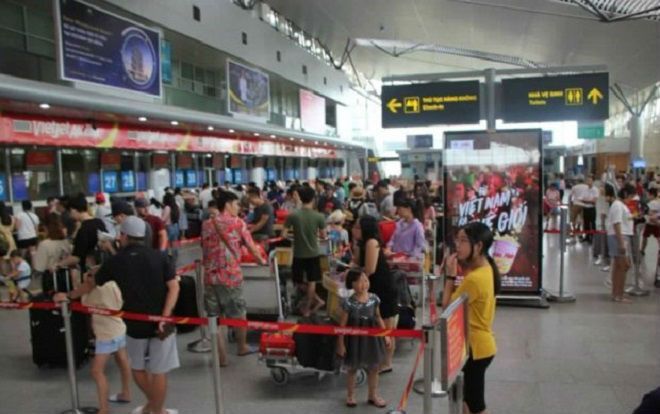 Phạt khách nam ném điện thoại vào mặt nhân viên hàng không 7,5 triệu đồng