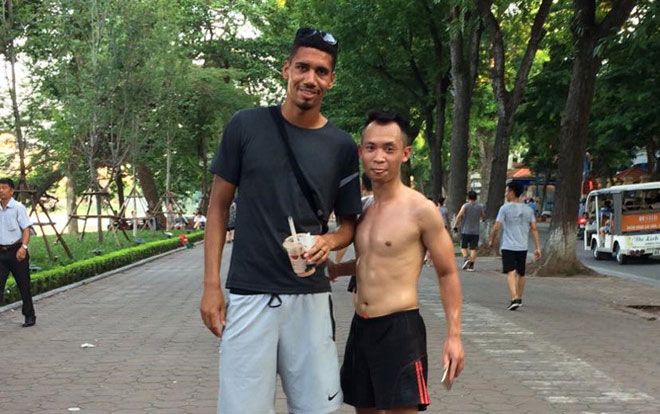 ‘Sao bự” của Man United trổ tài đá cầu trên đường phố Hà Nội