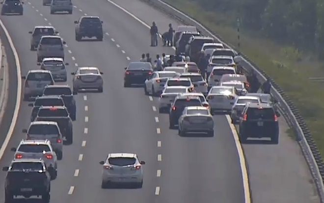 Đoàn xe cưới bất chấp nguy hiểm dừng lại chụp ảnh trên cao tốc gây bức xúc