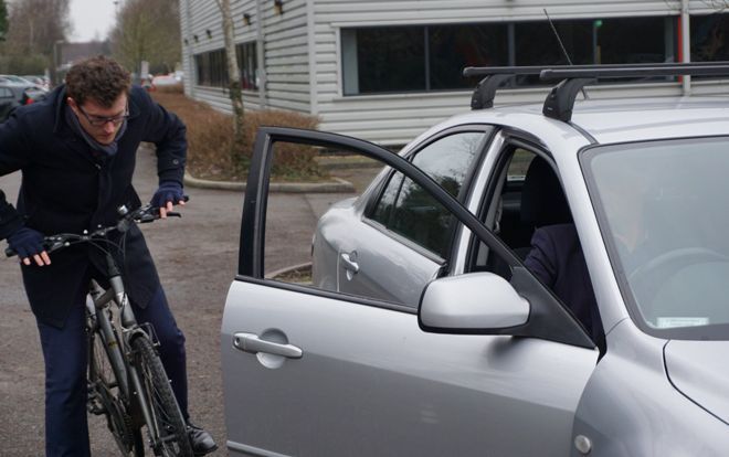 Cách mở cửa ô tô an toàn mà ai cũng nên biết để tránh tai nạn