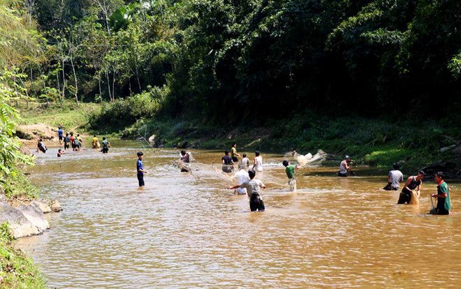 Rủ nhau ra suối tắm, 2 học sinh tử vong thương tâm