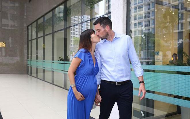 Chồng Tây điển trai của Hà Anh: “Tôi đi cùng vợ tất cả những lần khám thai”