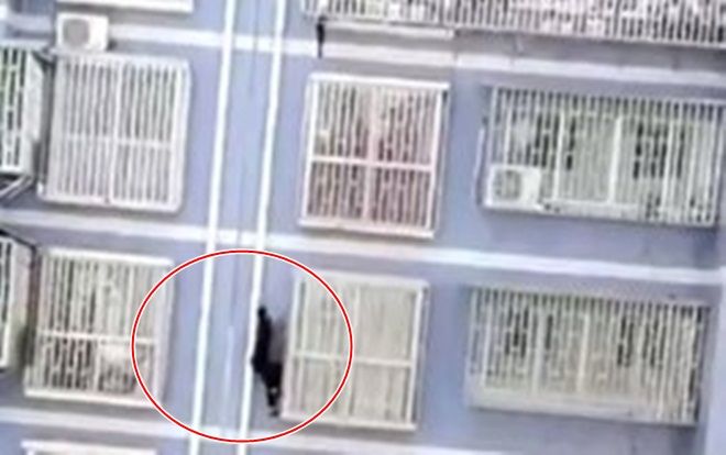 'Người nhện' tay không trèo tầng 5 giải cứu bé 2 tuổi