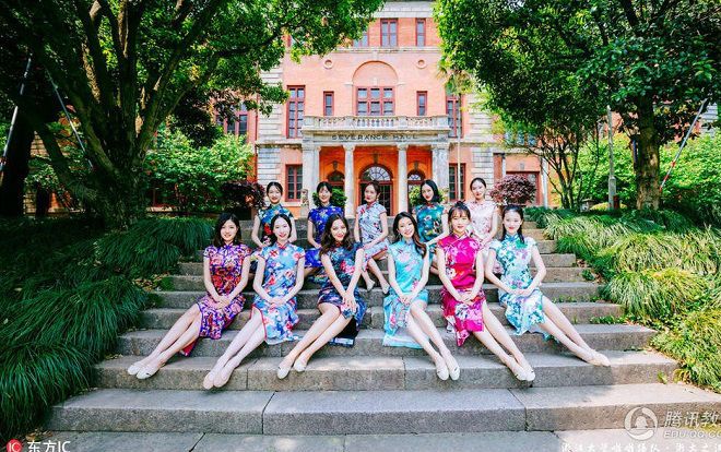 Kỷ yếu lớp nhà người ta: Nguyên một dàn gái xinh cao trên 1m7, điểm IELTS 8.0!