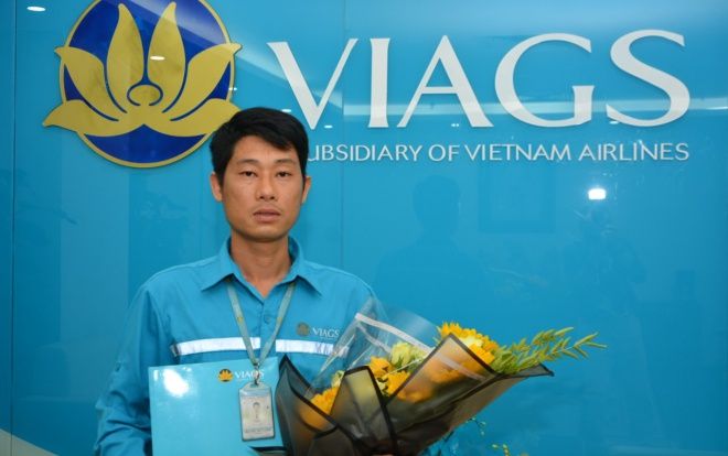  Nam nhân viên hàng không trả lại gần 1,1 tỷ đồng cho hành khách để quên túi xách trên máy bay