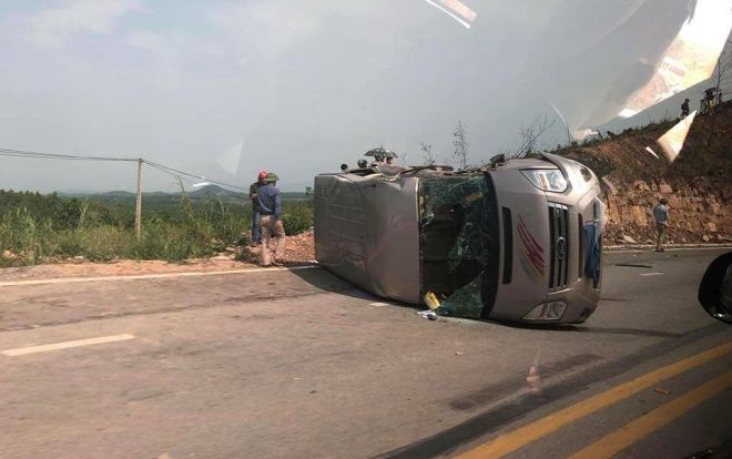 Ô tô khách 16 chỗ đâm trực điện xe đầu kéo, 1 người chết, 9 người khác bị thương