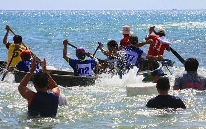 Ngư dân Huế đua tài chèo thuyền thúng trên biển