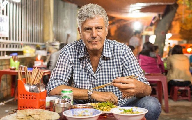 Những hình ảnh đáng nhớ về Anthony Bourdain - đầu bếp 'phải lòng' ẩm thực Việt