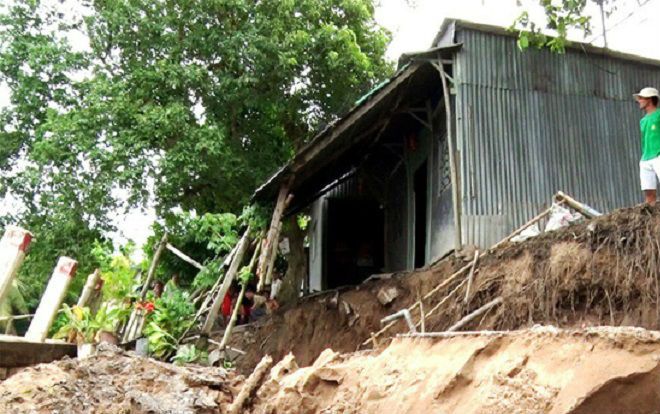 Tuyến kè bê tông bị hà bá 'nuốt chửng' 100m, ủy hiếp nhiều hộ dân