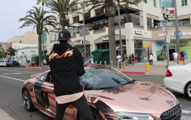 Thanh niên đập nát kính siêu xe chỉ vì muốn câu view sống ảo