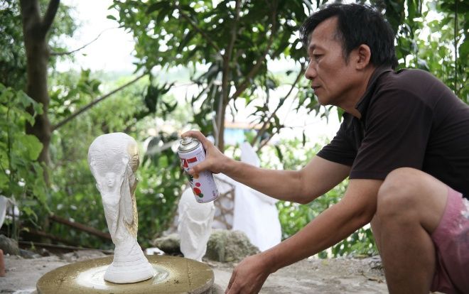 Cặp vợ chồng sản xuất 3.000 'cúp vàng' World Cup với giá siêu rẻ 80.000 đồng/chiếc
