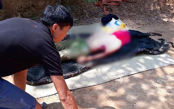 Kinh hoàng xe tải trôi phanh cán tài xế đang sửa chết thảm