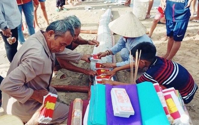 Xác cá hố rồng 'khủng' dài 5m, nặng gần 1 tạ trôi dạt vào bờ biển