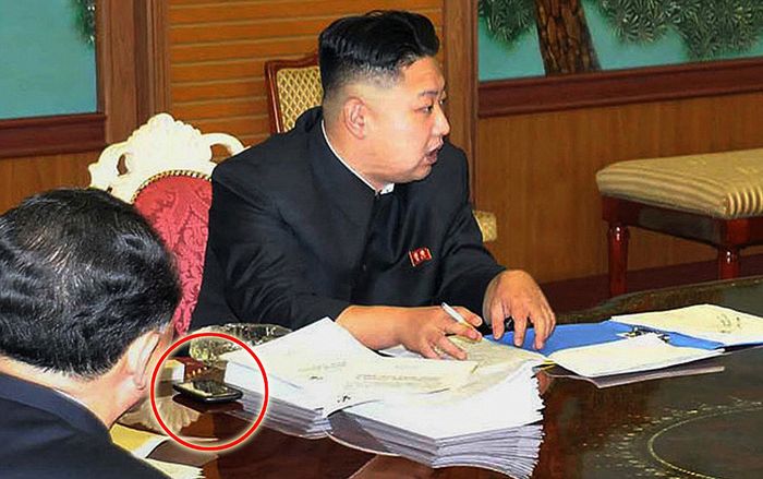 Lãnh đạo Triều Tiên Kim Jong-un có thể đang dùng một chiếc iPhone