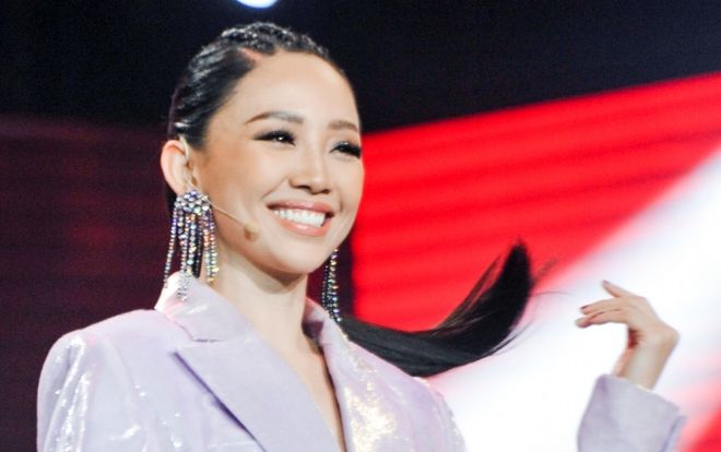 Clip hậu trường The Voice: Không nghỉ ngơi trong phòng riêng, Tóc Tiên đứng 'tám' cùng fan quên mệt mỏi