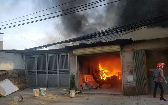 Cháy xưởng sản xuất đồ gỗ, 4 người trong nhà nháo nhào tháo chạy