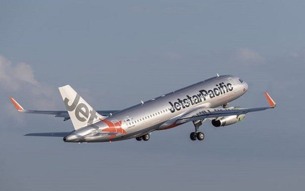 Mưa lớn ở Nội Bài, nhiều chuyến bay phải đổi hướng và chậm chuyến