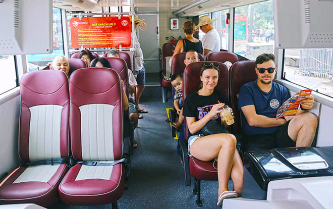 'Đìu hiu' khách Việt nhưng xe buýt 2 tầng ở Hà Nội vẫn khiến nhiều khách nước ngoài xếp hàng dài mua vé trải nghiệm
