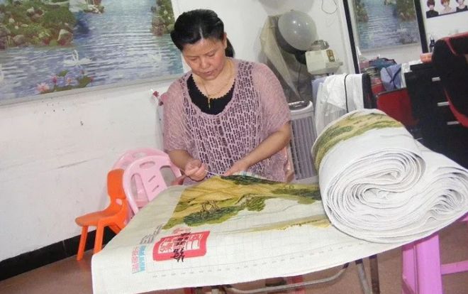 Mẹ dành 6 năm để thêu tranh dài 23 m làm của hồi môn cho con gái